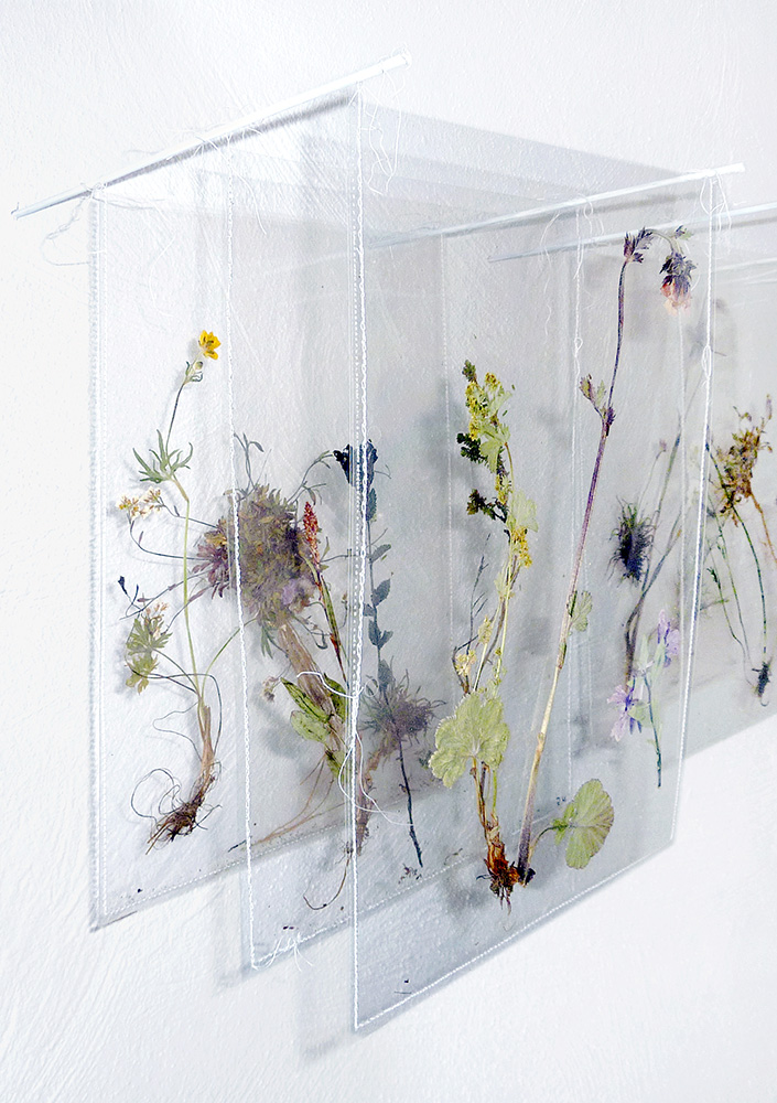 Die hängenden Gärten von Stiflisdal (Detail), 2011, 3 tlg., Draht, Faden, Folie, Pflanzen, je 30 x 22 x 25 cm