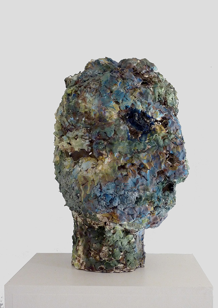 Kopf (blaugrün), 2000, Ton, Acryl, Draht, Raku, Höhe 50 cm