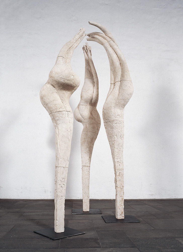 Drei Stelen, 2005, Ton, Stahl, h 194, 233, 220 cm