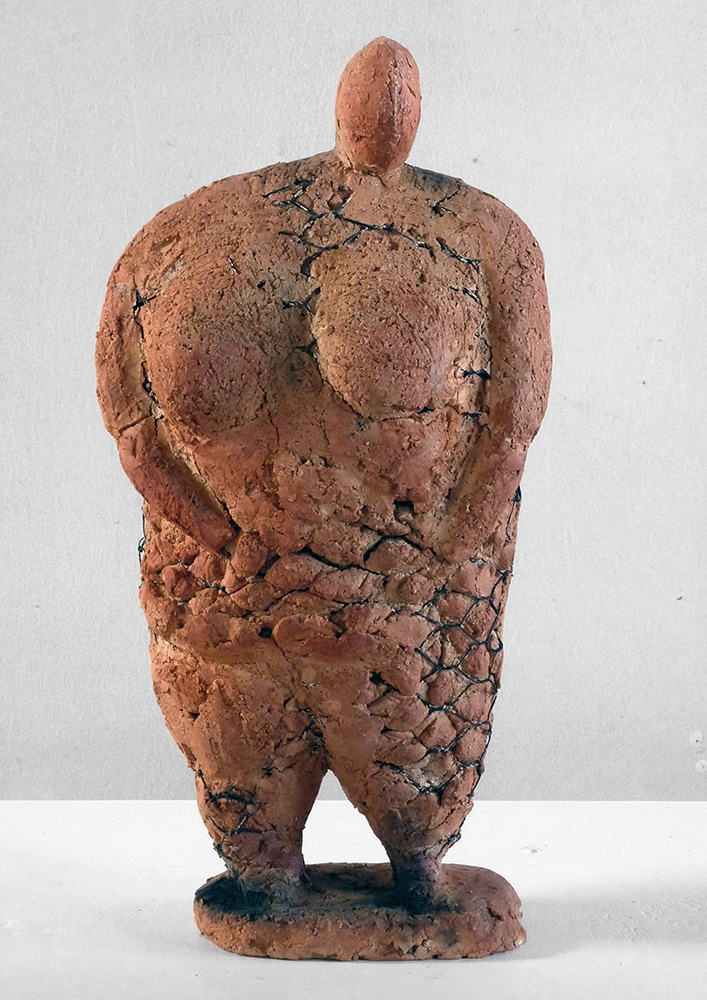 Poupée (füllig), 2013, Ton, Raku, Stahlgewebe, 30 x 15 x 13 cm