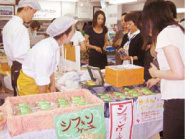 ▲ 福祉事業所の製品の店頭販売 （写真提供/高知県庁生協）