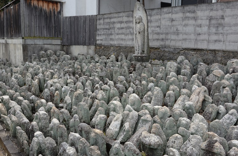 「阿刀氏塔」なる五輪塔  空海の母  上品蓮台寺～墓場放浪記～