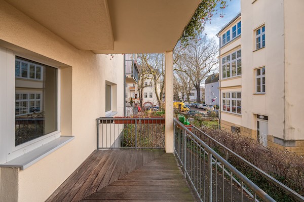 Überdachter Balkon mit Blick in die begrünte Gartenanlage in Berlin-Steglitz