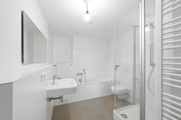 Modernes Badezimmer mit Wanne, Dusche und Handtuchheizkörper in einer 3-Zimmer-Wohnung in Berlin-Spandau