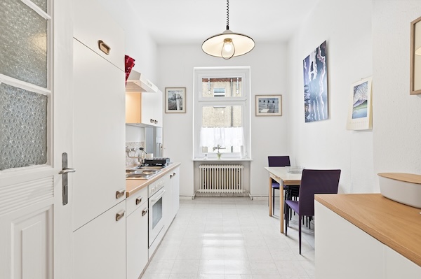 Großzügige Küche mit Platz für Essbereich in einer Altbauwohnung in Berlin-Spandau
