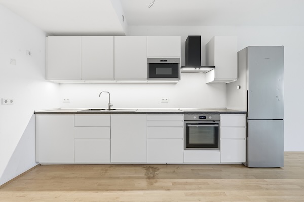 Offene Einbauküche mit Parkettboden in einer bezugsfreien 3-Zimmer-Wohnung in Berlin-Spandau