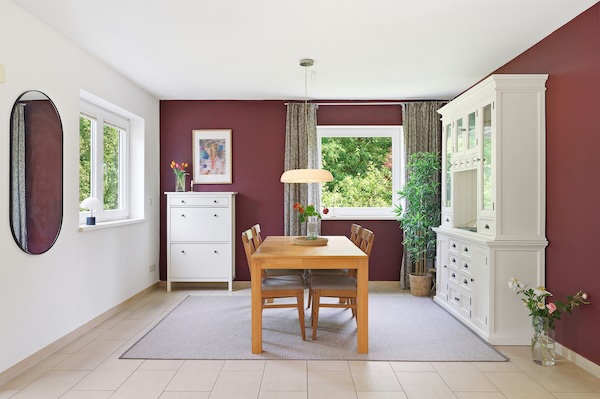 Wohnbereich mit Eichenparkett und Blick in den Garten des Architektenhauses