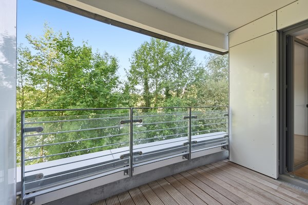 Geschützter Balkon mit Blick ins Grüne in der Wasserstadt Spandau nahe der Havel