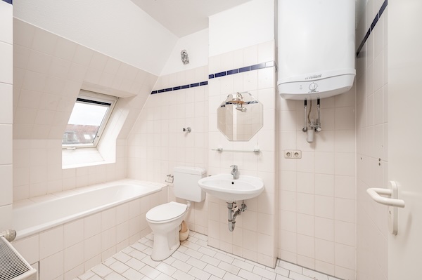 Badezimmer mit Fenster, Dachschräge und Badewanne in Berlin-Spandau