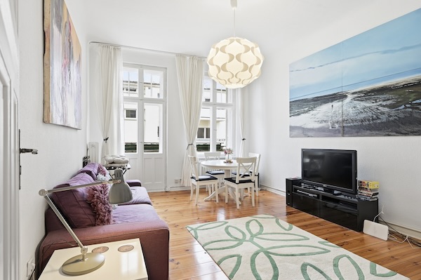 Wohnzimmer einer bezugsfreien Altbauwohnung in Berlin-Spandau mit hohen Decken und historischen Eichendielen