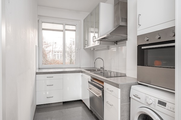 Einbauküche der 3-Zimmer-Wohnung in Berlin-Steglitz mit funktionalem Schnitt