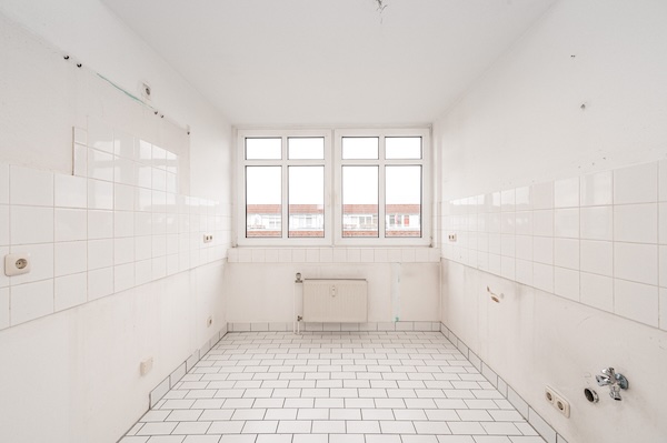Unmöblierte Küche mit breitem Fenster in einer 2-Zimmerwohnung in Hakenfelde