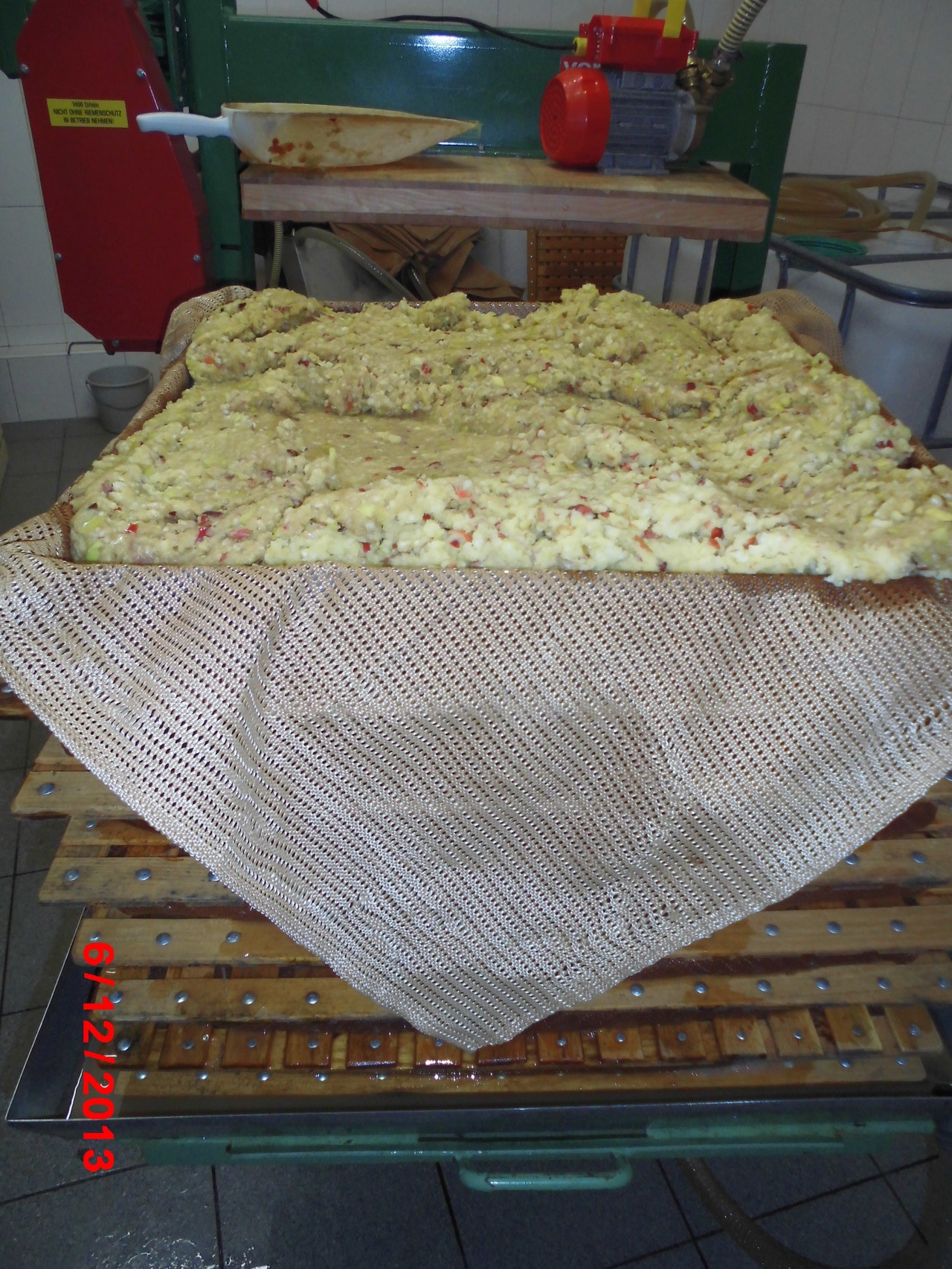 in der Obstpresse wird der Saft aus der Maische mit über 300 bar herausgepresst