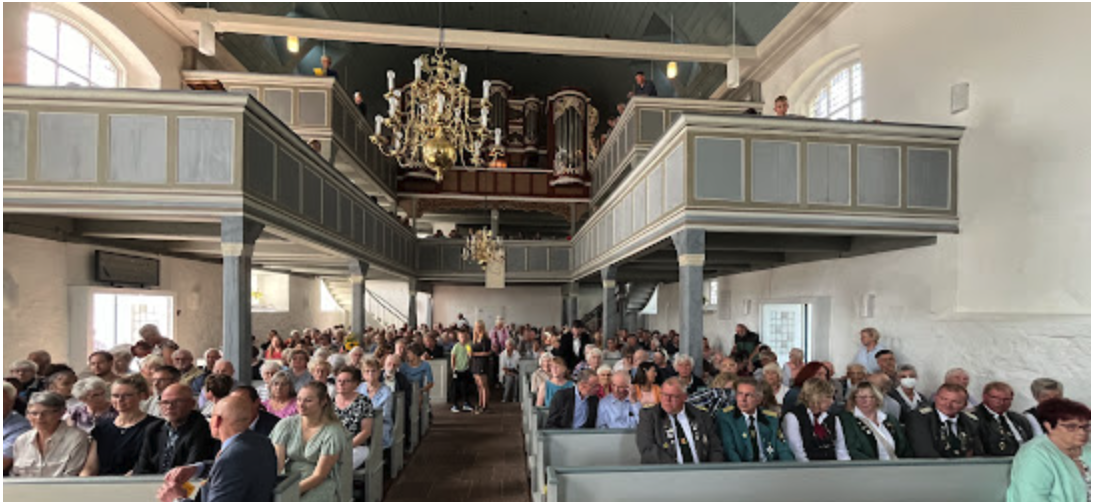Weit über 500 Menschen in unserer Kirche und viele saßen noch draußen - So voll war unsere Kirche noch nie!