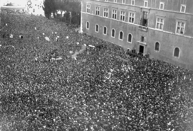 Parte del popolo italiano esalta la dichiarazione di guerra di Mussolini il 10 giugno 1940