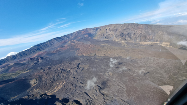 Blick auf den Haleakala Krater auf Maui Hawaii aus dem Hubschrauber