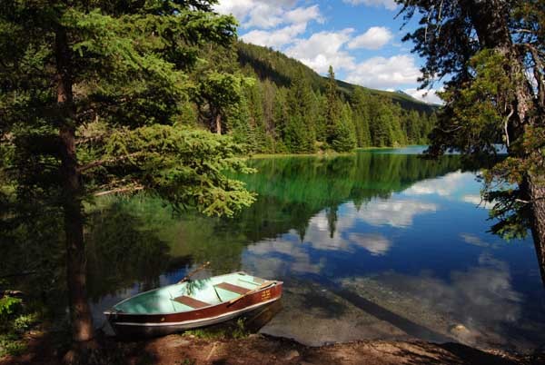 Boot auf einem schönen Bergsee