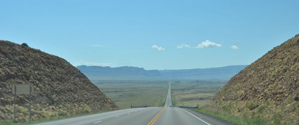 endlose Strasse im Westen der USA