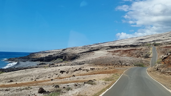 Strasse durch die Steppe auf Maui