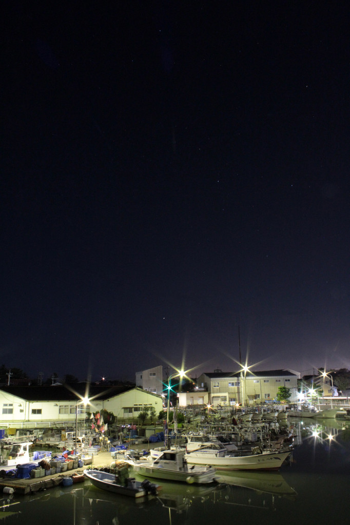 満天の星の下の美川漁港