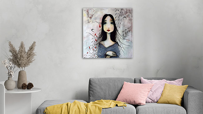 Portrait féminin d'Armandine JS mis en scène dans un salon contemporain — Peinture originale sur toile 80x80cm, techniques mixtes