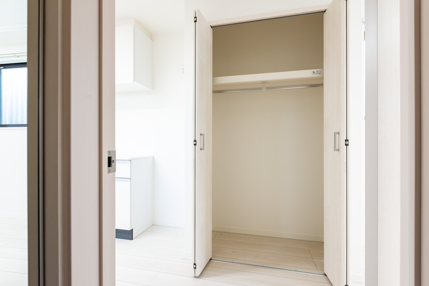洋室のドアを開けると大きなクローゼットがあります