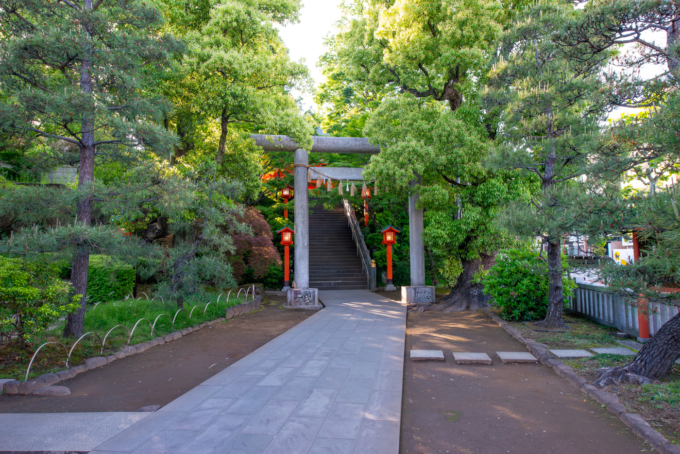 穴八幡宮　美しく整備された参道