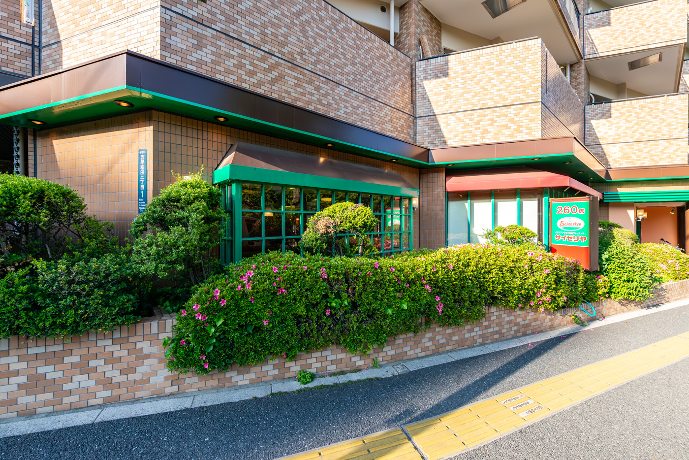 一階の店舗は学生さんやご家族連れで賑わいます