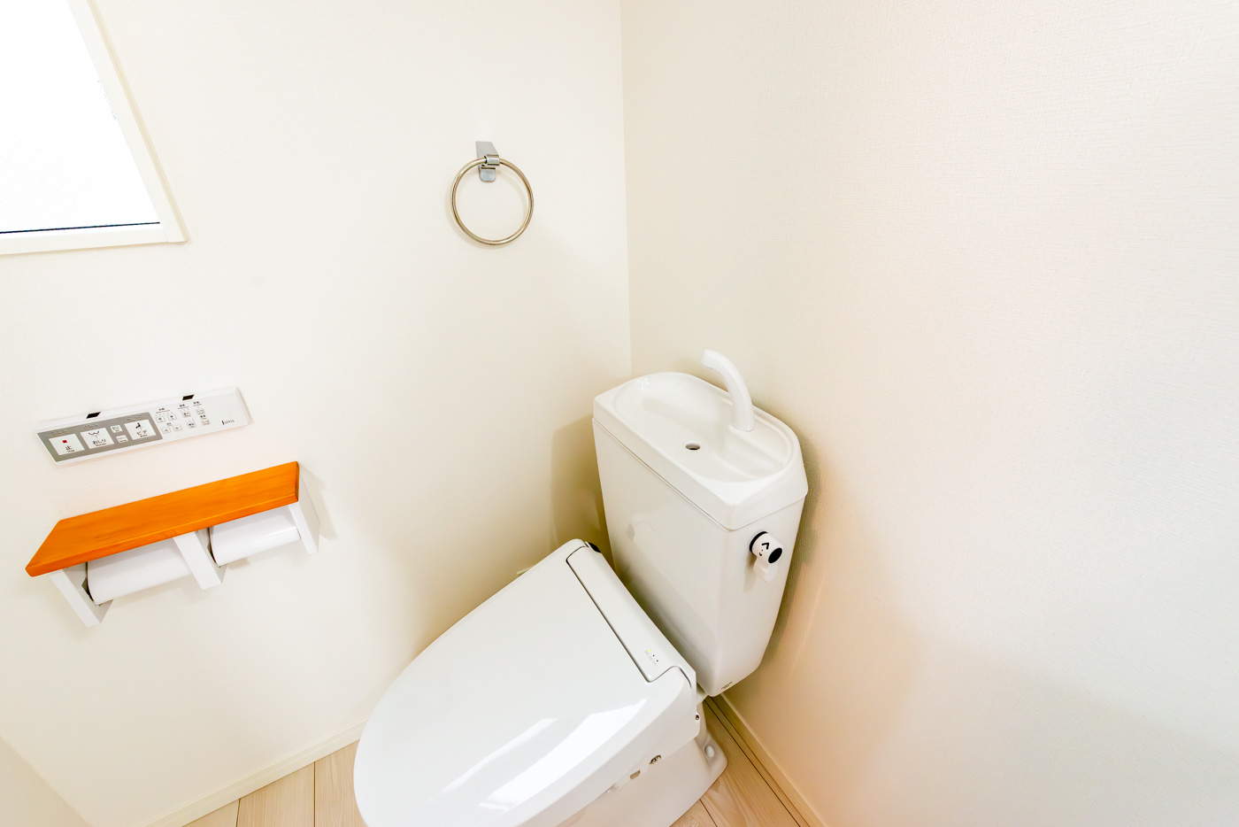 トイレの仕様　棚付き二連紙巻器　ウォシュレット機能付き