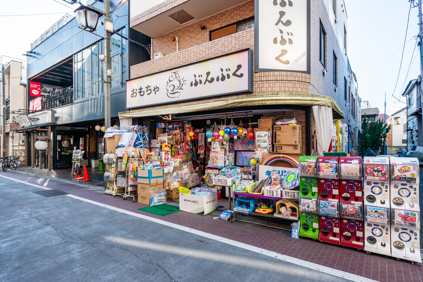 駅南口から続く「長崎銀座」のおもちゃ屋さん
