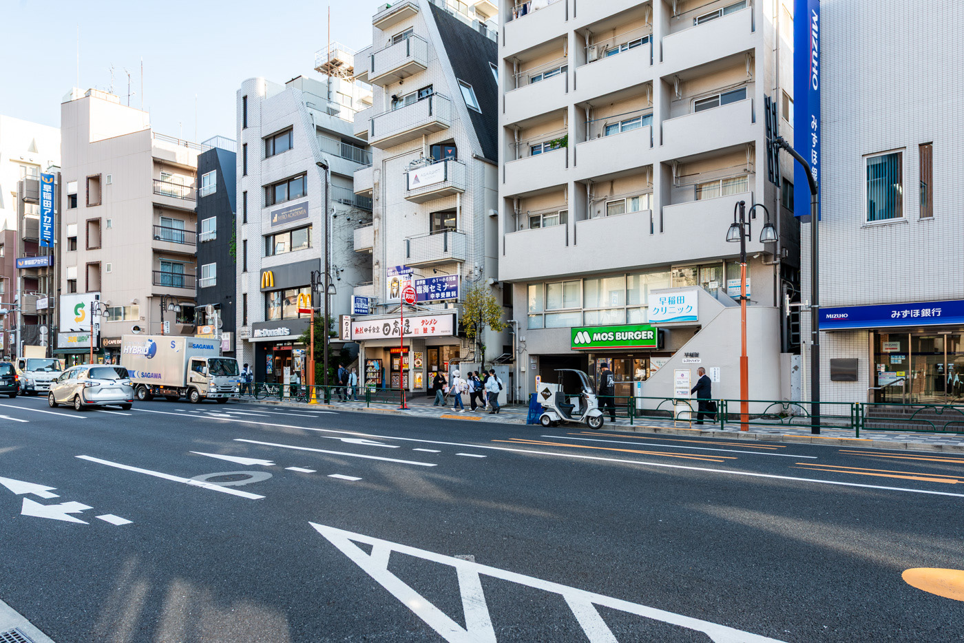 駅前の通り　みずほ銀行早稲田支店（280m）