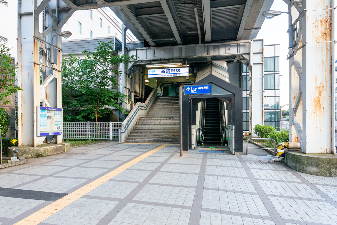 京急本線「新馬場」駅　北口（右奥にエレベータあり）