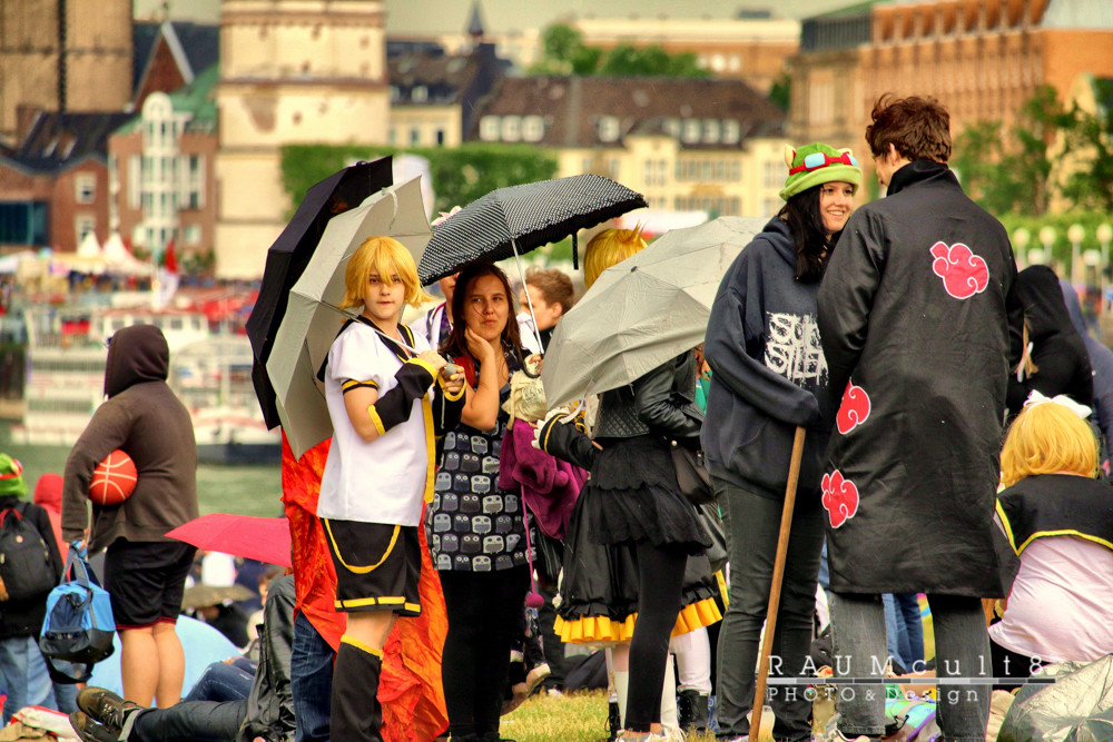 Passanten mit Schirmen am Fluss | Passersby with umbrellas near river