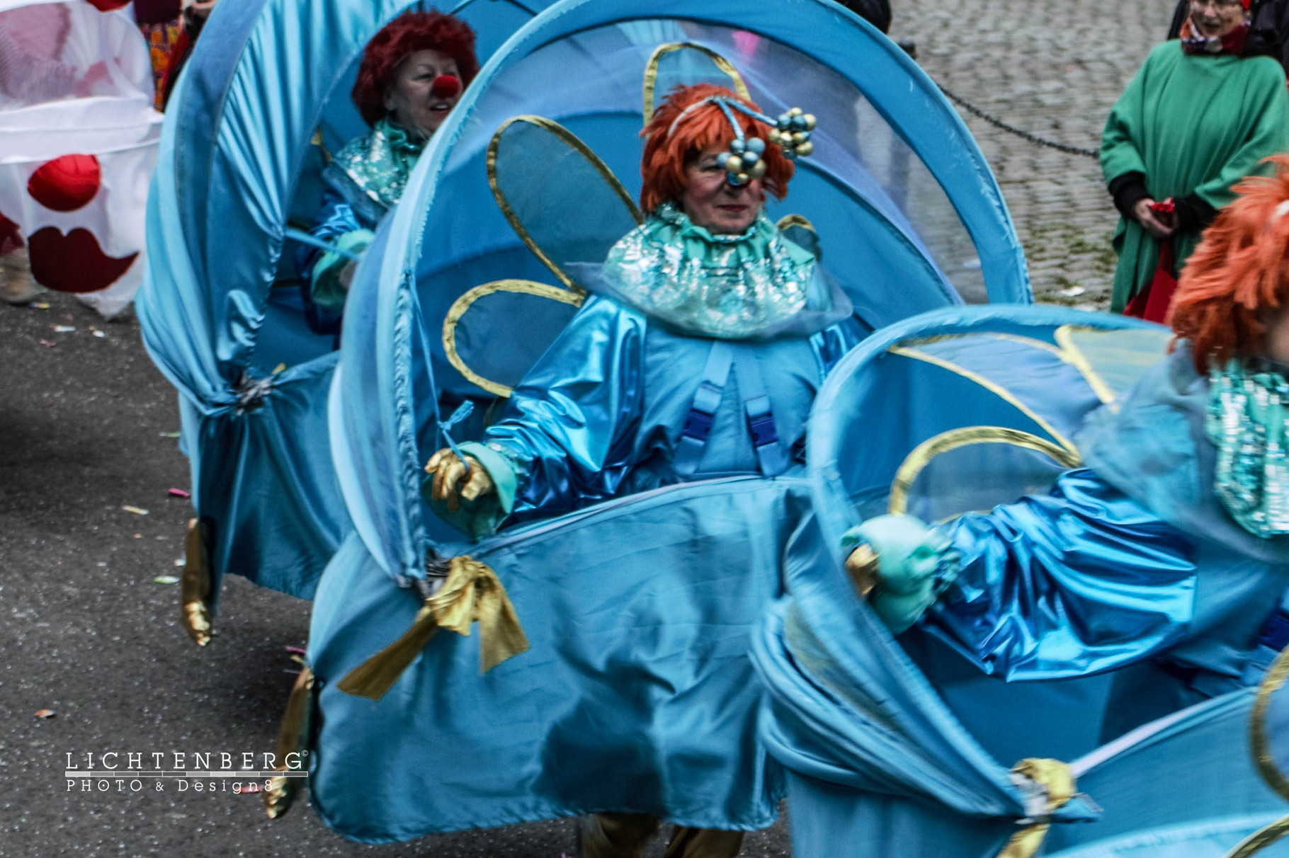 Blaue Klappkleider & rote Haare
