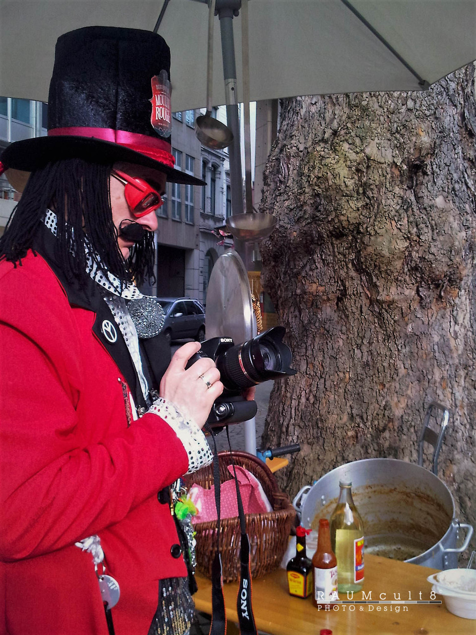 Fotoaparat & leerer Suppentopf | Camera & soup pot is empty 