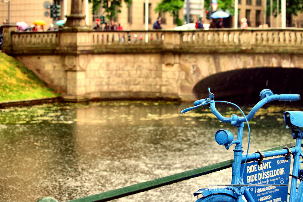 Blaues Fahrrad und Brücke | Blue Bike and Bridge