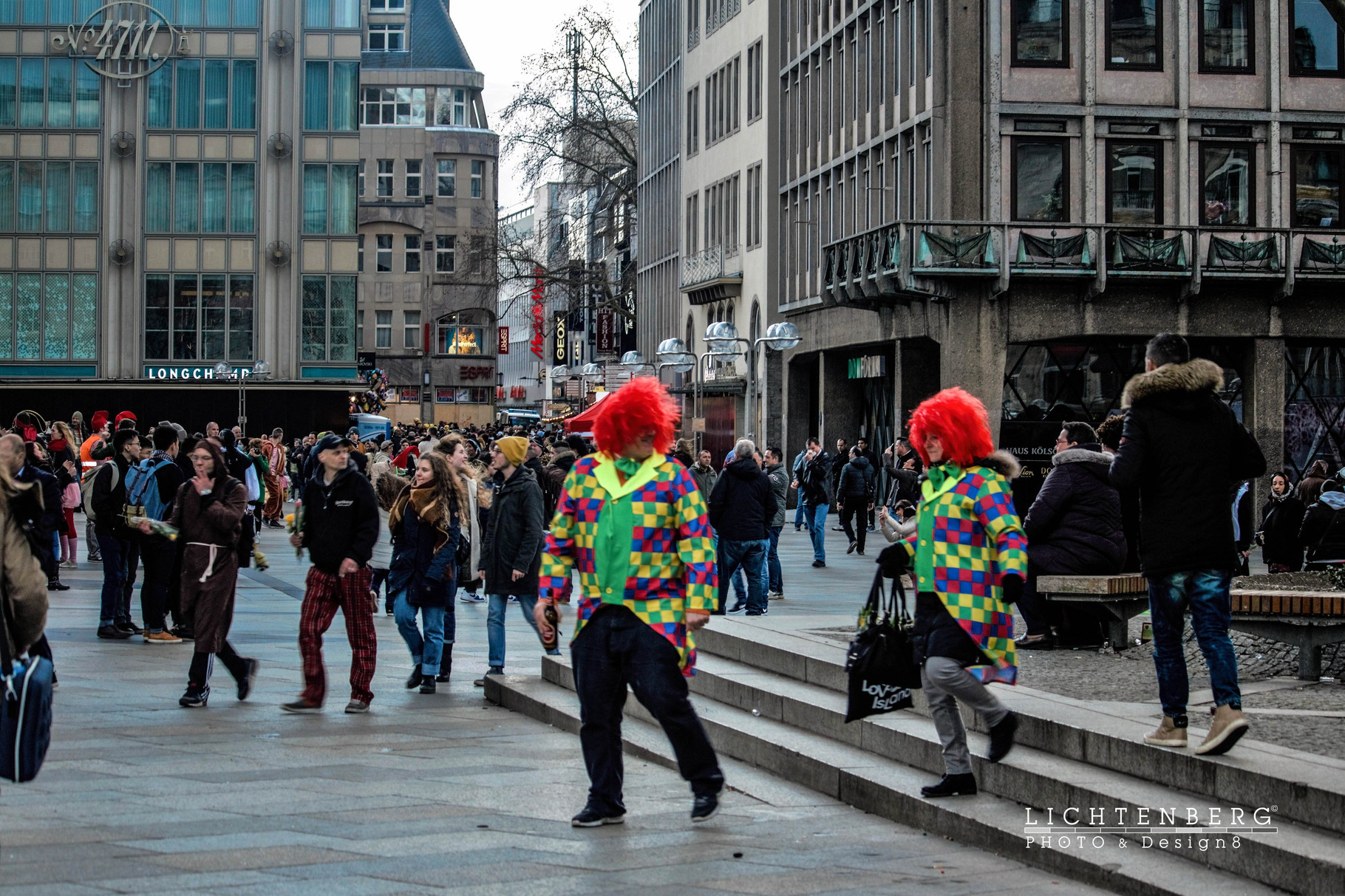 Revue zum Karneval - Clown-Pärchen auf dem Platz