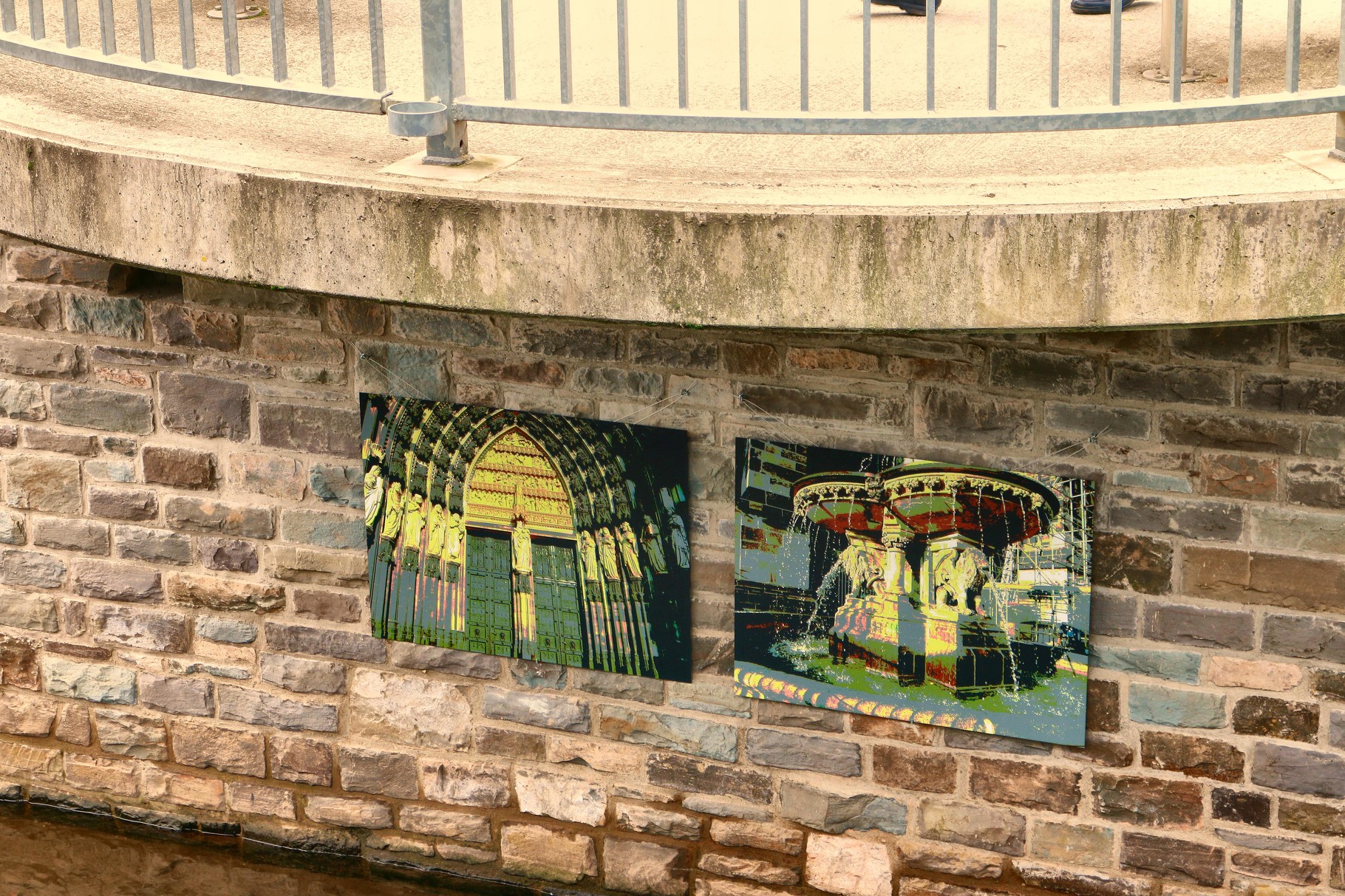 'Das besondere West-Tor' & 'Der imposante Löwen-Brunnen' an der Mauer | 'The special West-Gate' & 'The imposing Lion Fountain' on the wall, contemporary