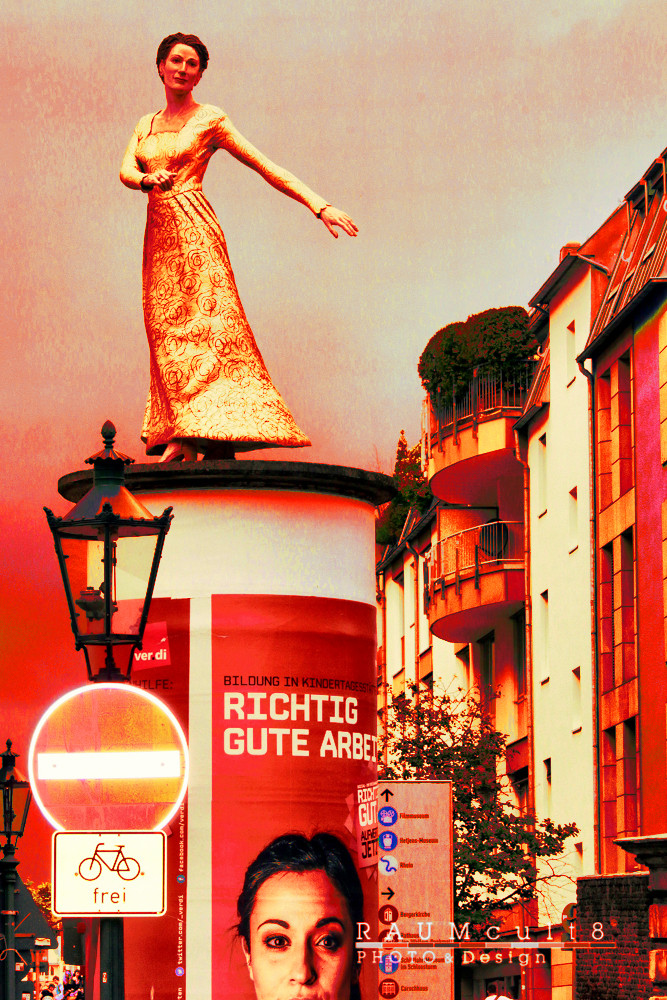 Figur auf Litfass-Säule | Figure on advertising pillar