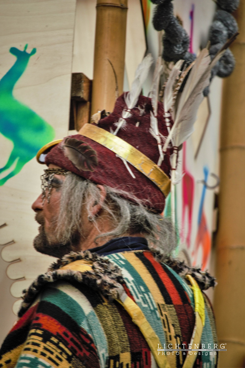 Mit goldenem Band und wilden Federn - Inka