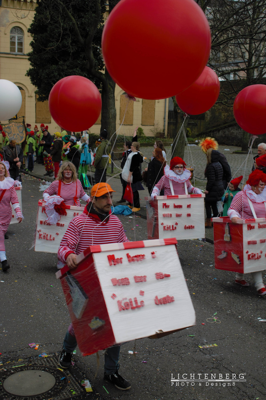 Rote Riesenballons & Schilder