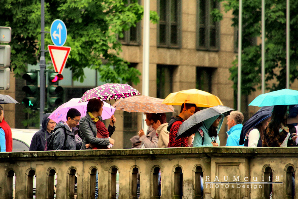 Brücke, Regen, Schirme | Bridge, rain, umbrellas
