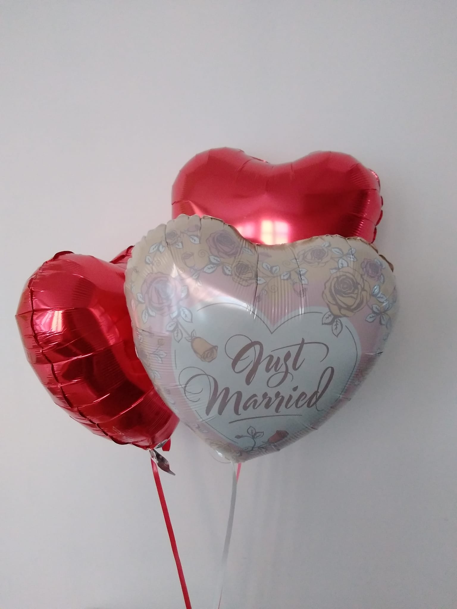 Ballon "Just Married" kombiniert mit roten Herz-Ballonen