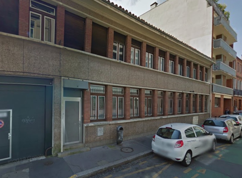 Depuis janvier 2020, cinq familles de migrants occupent le 36 rue Roquelaine, ancien bâtiment du Trésor Public. 