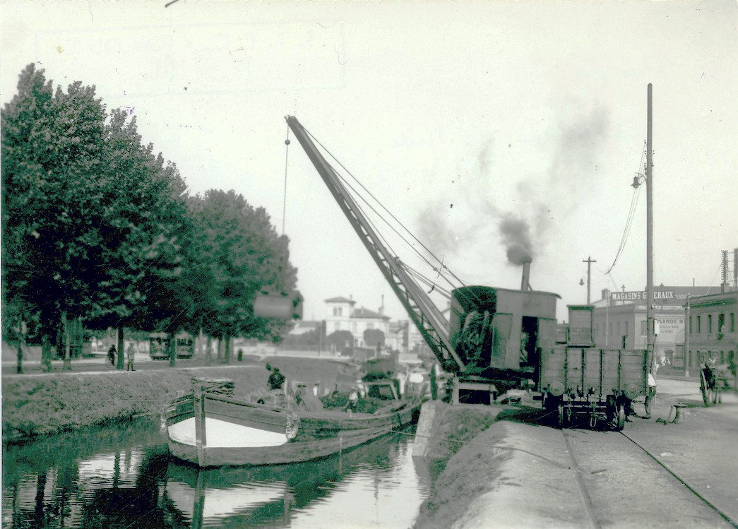 Les marchandises passent des wagons à la péniche