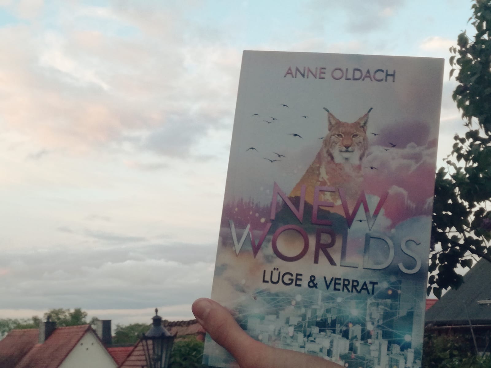 "New Worlds - Lüge und Verrat" von Anne Oldach (Johanna)