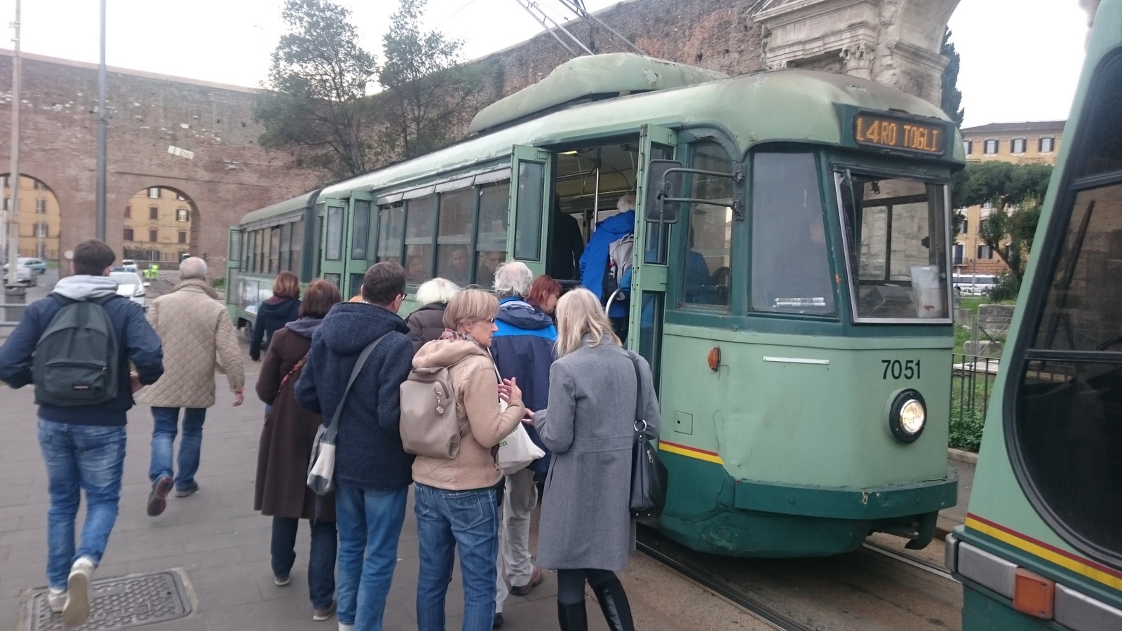 weniger stauanfällig als die öffentlichen Busse und trotzdem langsam: die Straßenbahnen in Rom