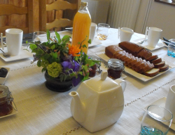 table du petit déjeuner de la maison d'hôtes de la groie l'abbé 