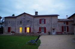façade de la maison d'hôtes de la groie l'abbé en automne le soir