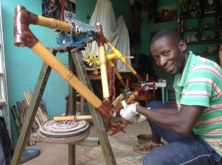 ko Bambus-Fahrrad made in Uganda - Urs Husermann engagiert sich im  Kavango, Namibia